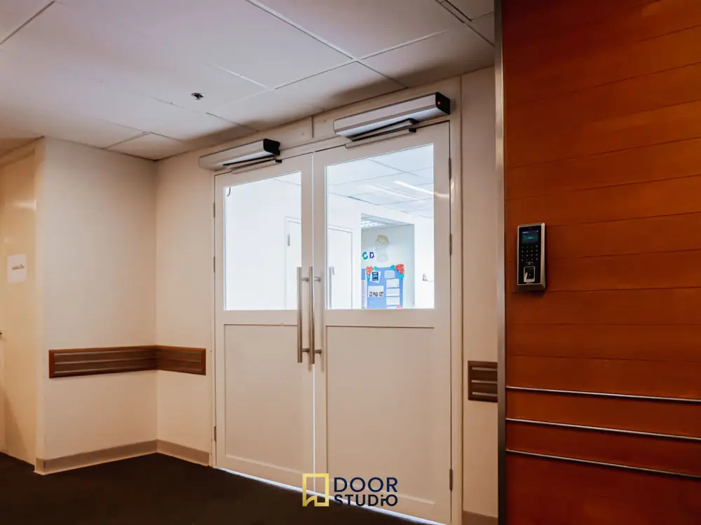 ประตูสวิงอัตโนมัติ, Automatic Swing Door