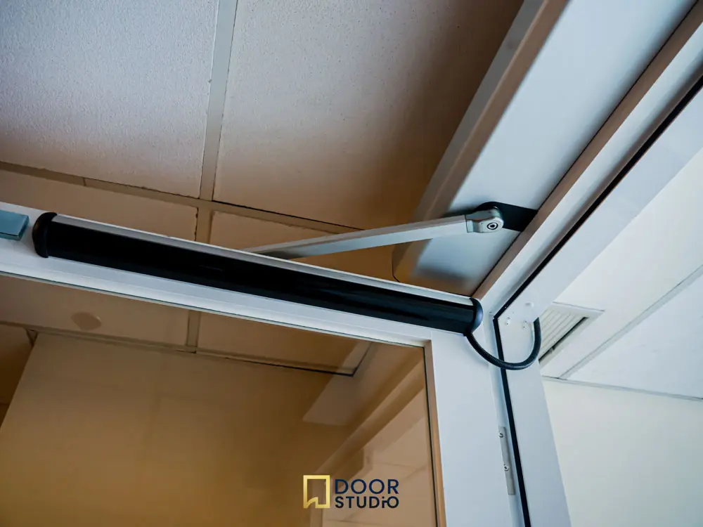 เซ็นเซอร์ประตูอัตโนมัติ , Automatic Swing Door Closer