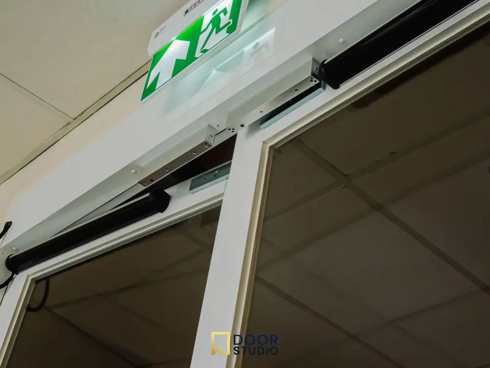 ประตูออโต้สวิง, Automatic Swing Door